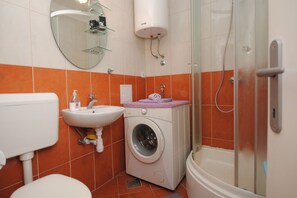 Dusche, Haartrockner, Handtücher