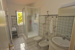 Dusche, Haartrockner, Bidet