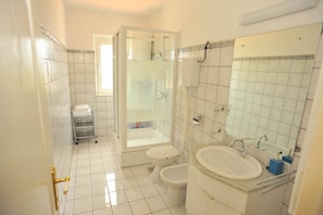 Douche, sĂšche-cheveux, bidet