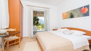 1 bedroom, free WiFi - Apartments & Rooms Jokovic-Double Room with Terrace and Partial Sea View (SOBA 4) (Srebreno)