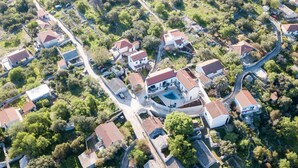 Vue aérienne d’un quartier résidentiel avec des maisons, des routes et de la végétation.