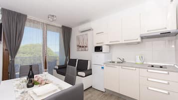 Fridge, microwave, stovetop, toaster