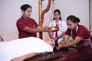 Couples treatment rooms, hot tub, steam room, body treatments, mud baths - Tapasya Health & Wellness (Shirol)