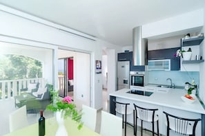 Cafetera y tetera, refrigerador, microondas y horno