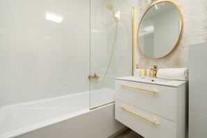 Appartement, 2 chambres, balcon | Salle de bain | Serviettes fournies, savon, shampooing, papier de toilette