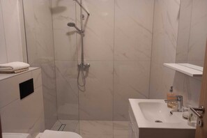 A modern bathroom with a shower, sink, and toilet. - Apartments Kalajzic - Two Bedroom Apartment with Garden and Terrace(A2) (ST) (Pucisca)