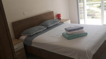 2 makuuhuonetta, silitysrauta/-lauta, vauvan matkasänky, ilmainen Wi-Fi