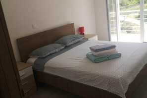 2 dormitorios, tabla de planchar con plancha, cuna de viaje