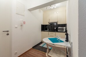 Kühlschrank, Mikrowelle, Herdplatte, Wasserkocher mit Kaffee-/Teezubehör