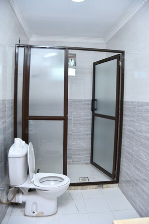 Ducha, bañera de hidromasaje, toallas, jabón