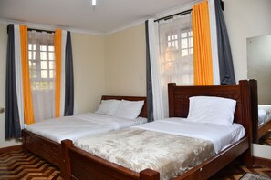 6 bedrooms, desk, iron/ironing board, WiFi