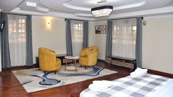 6 Schlafzimmer, Schreibtisch, BĂŒgeleisen/BĂŒgelbrett, WLAN