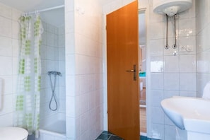 Douche, sĂšche-cheveux, savon, papier toilette