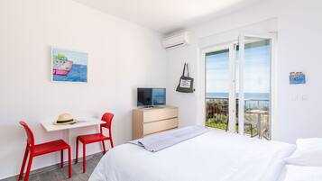 Travel cot, free WiFi