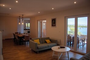 Smart TV - Hedonistic villa and a unique view from the terrace that changes 24 hours a day (Jelsa)
