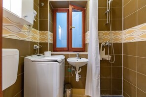 Regadera, amenidades de baño gratuitas, secadora de cabello 