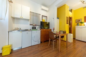 Een koelkast, een microgolfoven, een kookplaat, een broodrooster