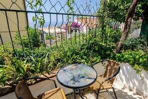 Outdoor dining - Apartment Kate - Two Bedroom Apartment with Sea View (Dubrovnik)