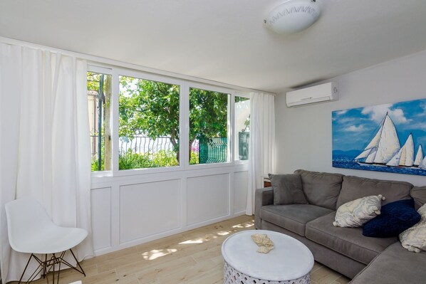 Smart TV - Apartment Kate - Two Bedroom Apartment with Sea View (Dubrovnik)