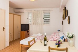 1 bedroom, iron/ironing board, free WiFi