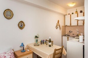 Réfrigérateur, four, plaque de cuisson, tables à manger