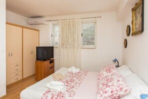1 bedroom, iron/ironing board, free WiFi