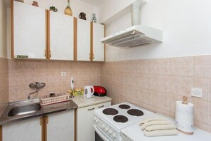 Frigorifero, forno, piano cottura, tavolo da pranzo