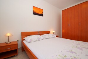 1 bedroom, iron/ironing board, free WiFi - Getaway Beach House-One Bedroom Holiday Home with Terrace and Sea View (Vela Luka)