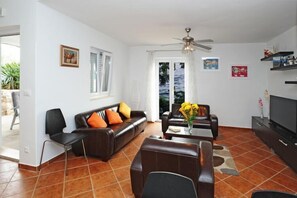 Smart TV - Holiday Home Odiseja- One Bedroom Apartment with Terrace and Sea View (Brsecine)