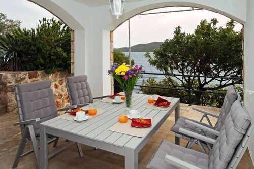 Holiday Home Odiseja- One Bedroom Apartment with Terrace and Sea View