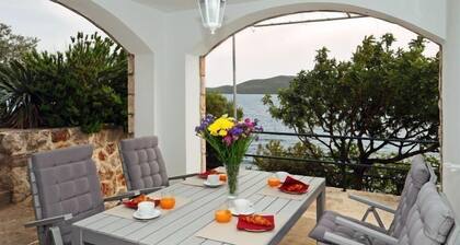 Holiday Home Odiseja- One Bedroom Apartment with Terrace and Sea View