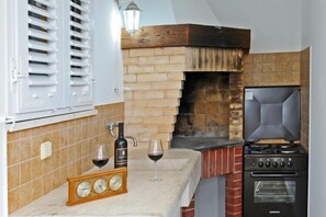 Fridge, microwave, oven, stovetop - Holiday Home Odiseja- One Bedroom Apartment with Terrace and Sea View (Brsecine)