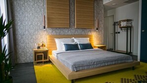 Een moderne slaapkamer met een houten bed, nachtkastjes en een nachtkastje.