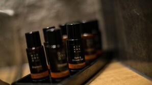 Uma prateleira com várias garrafas de Ritual Bath & Shower Gel.