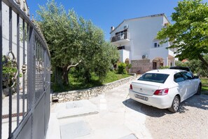 Property grounds - Apartments Sunrise ( Duilovo ) -Superior Three Bedroom Apartment with Sea View Terrace (Split)