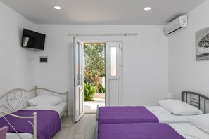 Travel cot, free WiFi