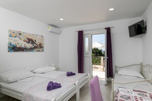Travel cot, free WiFi