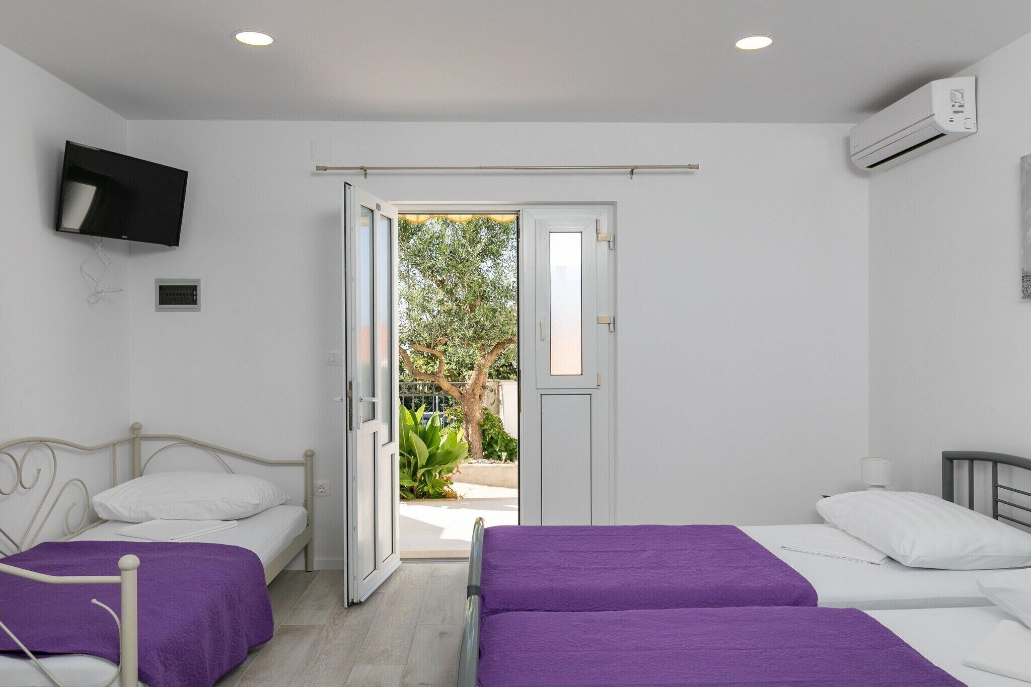 Travel cot, free WiFi