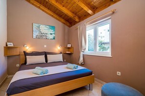 1 habitación, tabla de planchar con plancha y cuna de viaje 