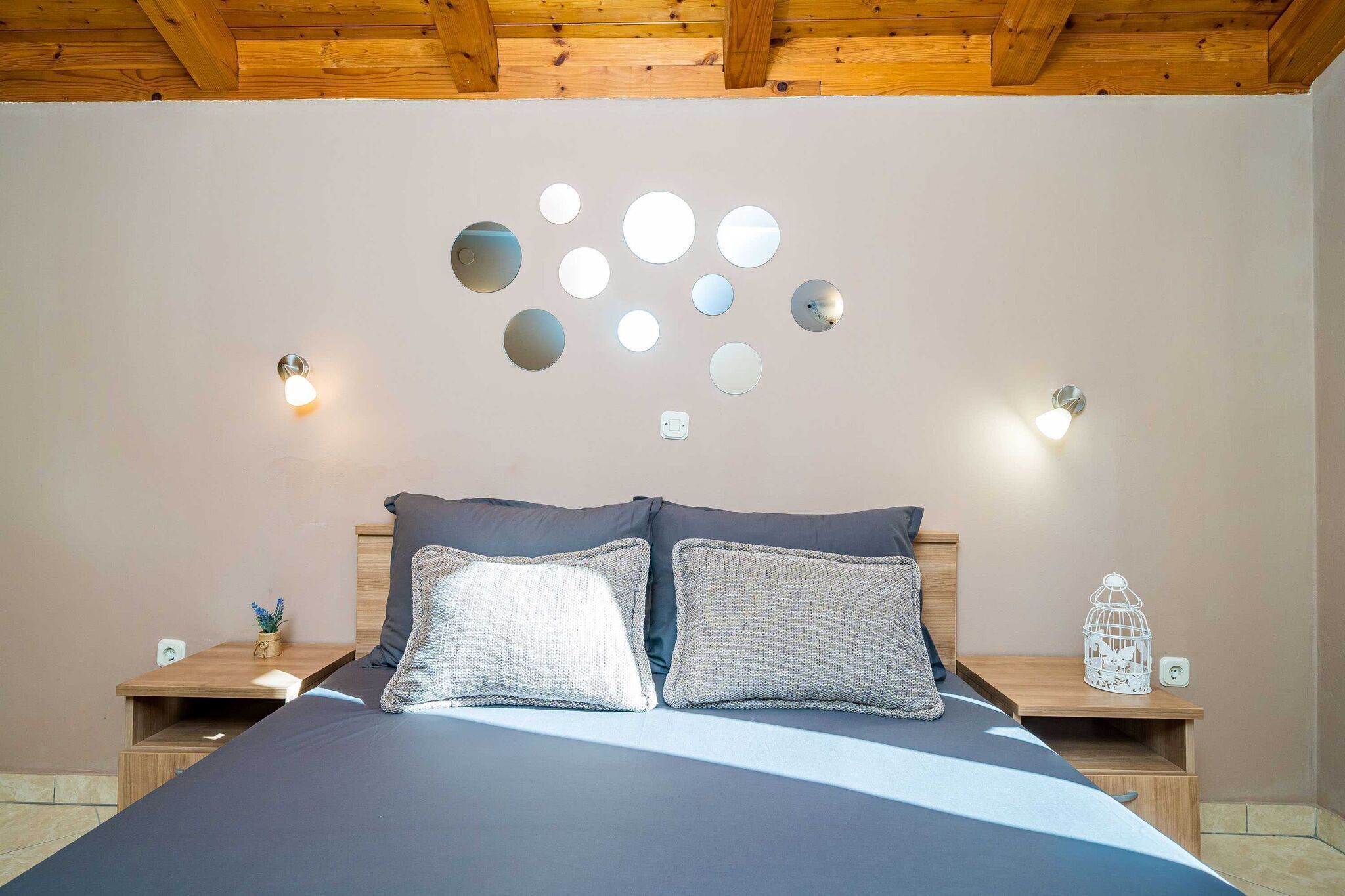 1 chambre, fer et planche à repasser, lit de bébé portatif