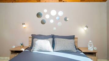 1 chambre, fer et planche à repasser, lit de bébé portatif