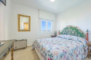 2 bedrooms, iron/ironing board, bed sheets - Apartment 'Ciudad Antena I 14-c' with Sea View, Shared Pool, and Air Conditioning (Benidorm)