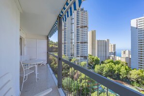 Outdoor dining - Apartment 'Ciudad Antena I 14-c' with Sea View, Shared Pool, and Air Conditioning (Benidorm)
