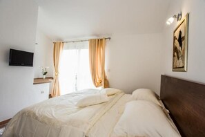 2 bedrooms, travel cot, free WiFi - Villa Suzy Lux- Duplex Two Bedroom Villa with Swimming Pool and Sea View (Sutivan)