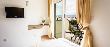 2 bedrooms, travel cot, free WiFi