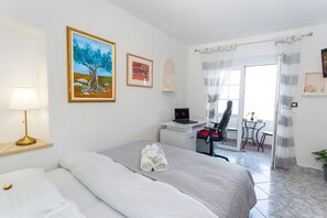 2 bedrooms, travel crib, free WiFi