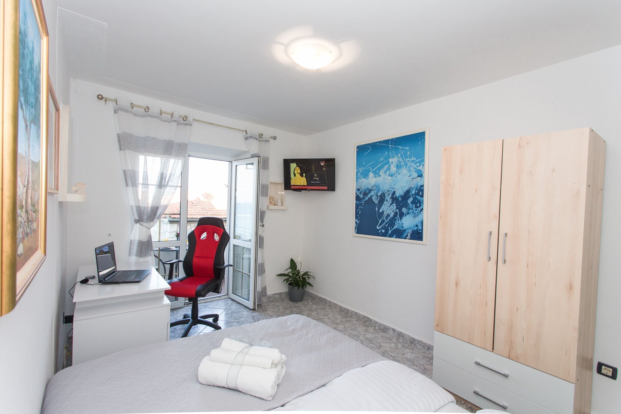 2 bedrooms, travel cot, free WiFi