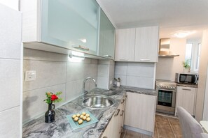 冷蔵庫、電子レンジ、オーブン、コンロ