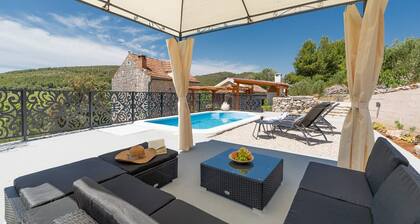Stone House Prapatna-Two Bedroom Holiday Home with Swimming Pool