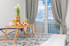 2 bedrooms, travel crib, free WiFi